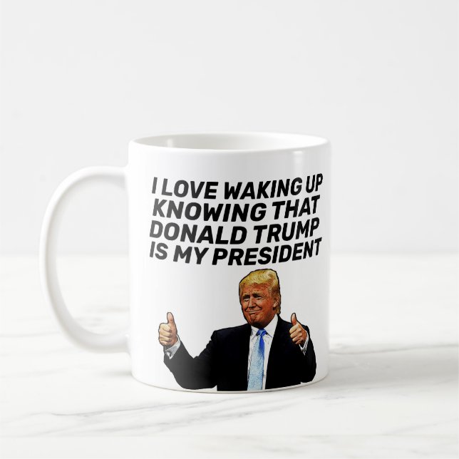 TRUMP- I KÄRLEK SOM VAKTIVERAR OCH KÄNNER HENNES P KAFFEMUGG (Vänster)