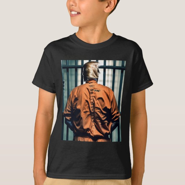 Trump in Jail Orange Jumpdress Hand Cuffed Guilty T Shirt (Framsida)
