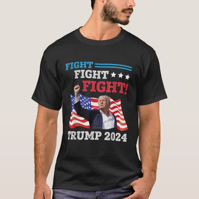 Trump med USA:s kamp mot Flagga 2024 T Shirt (Framsida)