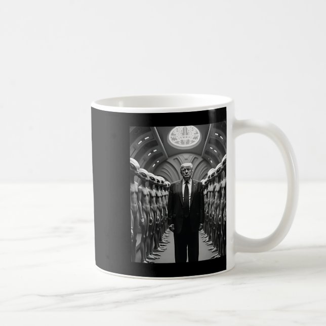 Trump med utomjordingar konspirationsteori UFO-vis Kaffemugg (Höger)