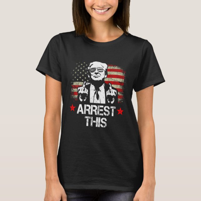 Trump Mitten Finger Pro Trump 2024 (på baksidan) T Shirt (Framsida)