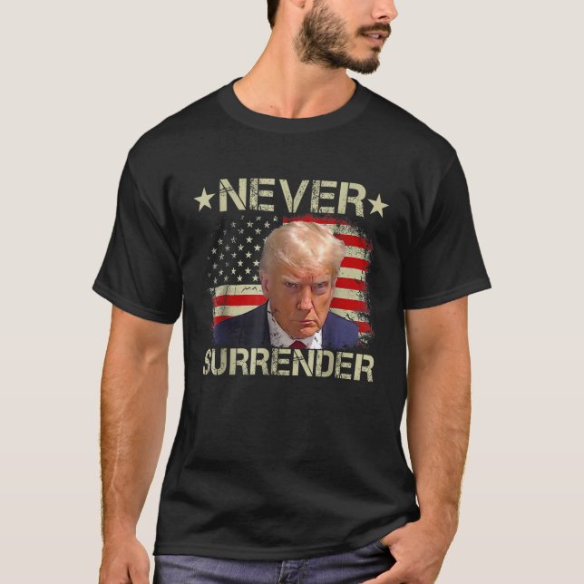 Trump Mugg Shot Aldrig Surrender Pro Trump Amerika T Shirt (Framsida)