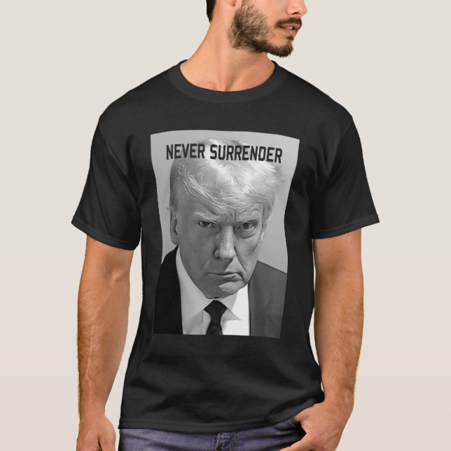 Trump MugShot Donald Trump Shot Aldrig-överlämnand T Shirt (Framsida)