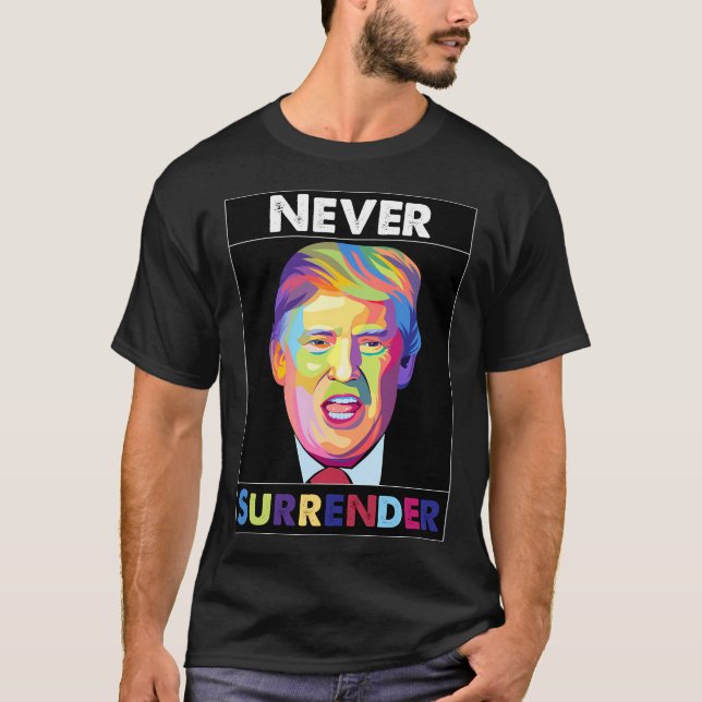 Trump Mugshot - Överlämna aldrig T Shirt (Framsida)
