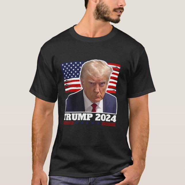 Trump mugshot säger Trump 2024 och USA flagga T Sh T Shirt (Framsida)