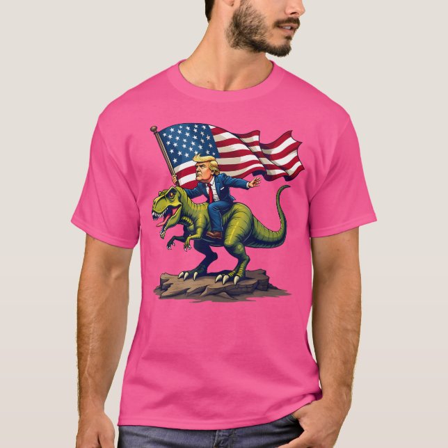 Trump Riding a Dinosaur T-Rex Trump in American Fl T Shirt (Framsida)
