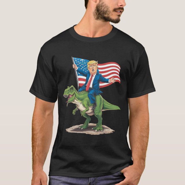 Trump Riding Dinosaur T Rex USA American Flagga T Shirt (Framsida)