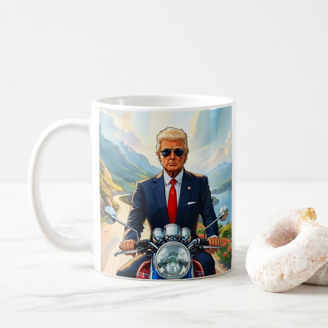 Trump Riding Motorcycle in i vackra berg i USA Kaffemugg (Med munk)