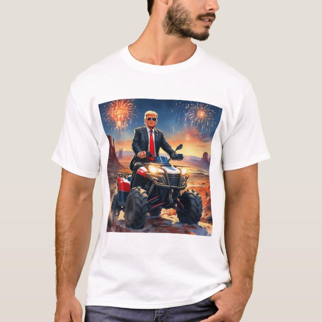 Trump ridning ATV in Monument Valley Fireworks USA T Shirt (Framsida)