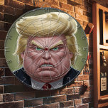 TRUMP-skåp med presidentmål Darttavla<br><div class="desc">Bild i Donald Trump Dart Board. Den här humoristiska ritytan har en karikatyr av en före detta president,  perfekt för en spelkväll med vänner eller för att lägga till en liten bit stollig i ditt spelrum.</div>