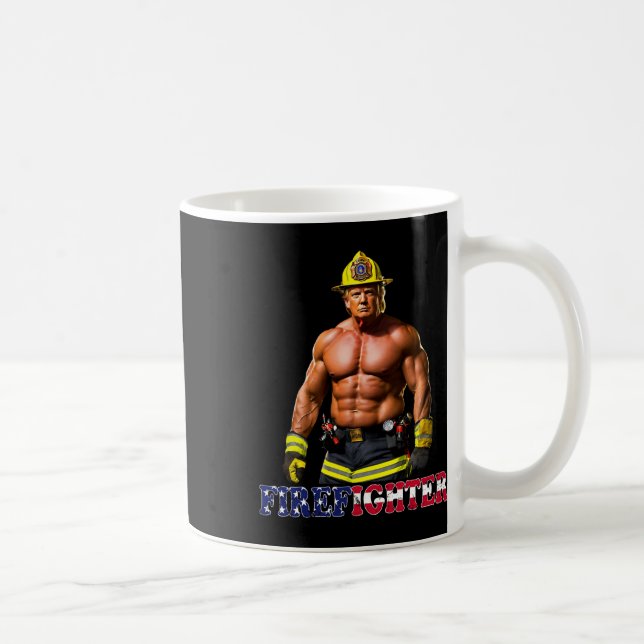 Trump som en Buff Firefighter Trump 2024 Kaffemugg (Höger)