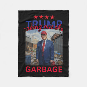 Trump som tar ut Garbyge 2024-trumpan Fleecefilt