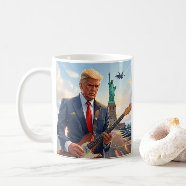 Trump Spela upp elektriskt gitarr vid Frihetsgudin Kaffemugg (Med munk)