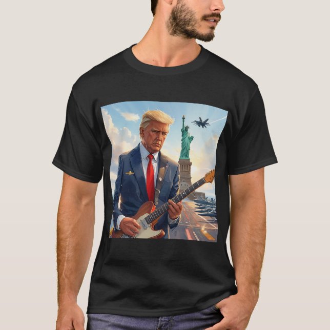 Trump Spela upp elektriskt gitarr vid Frihetsgudin T Shirt (Framsida)