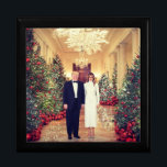 Trump: USA:s president Vita Huset Jul Minnesask<br><div class="desc">White House-jul, Donald J. Trump Förenade Stater:s 45:e president. Donald John Trump föddes i Queens i New York den 14 juni 1946. Hans far, Fred Trump, var en riktig gods-utvecklare. Trump utbildades vid New Yorks militärakademi och Wharton School of Finance and Commerce vid Pennsylvanias Universiteten. — År 1971 övertog han...</div>