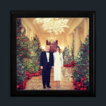 Trump: USA:s president Vita Huset Jul Minnesask<br><div class="desc">White House-jul, Donald J. Trump Förenade Stater:s 45:e president. Donald John Trump föddes i Queens i New York den 14 juni 1946. Hans far, Fred Trump, var en riktig gods-utvecklare. Trump utbildades vid New Yorks militärakademi och Wharton School of Finance and Commerce vid Pennsylvanias Universiteten. — År 1971 övertog han...</div>