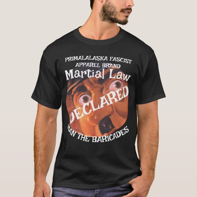 TRUMP UTFÄRDAR KRIGSLAG MAN BARRIKADERNA  T SHIRT (Framsida)