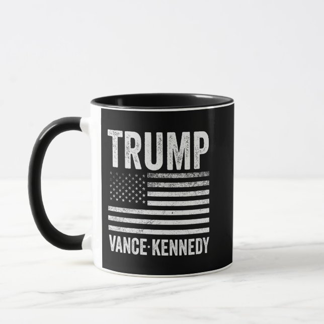 Trump Vance Kennedy Val 2024 American Flagga Mugg (Vänster)