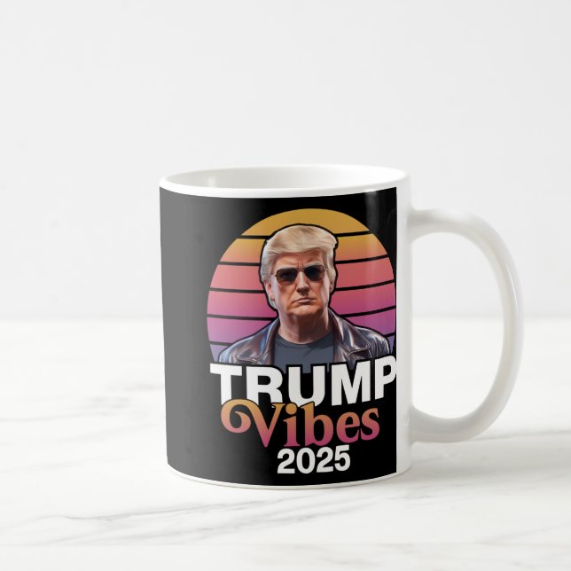 Trump Vibes 2025 Chiffon Top Kaffemugg (Höger)