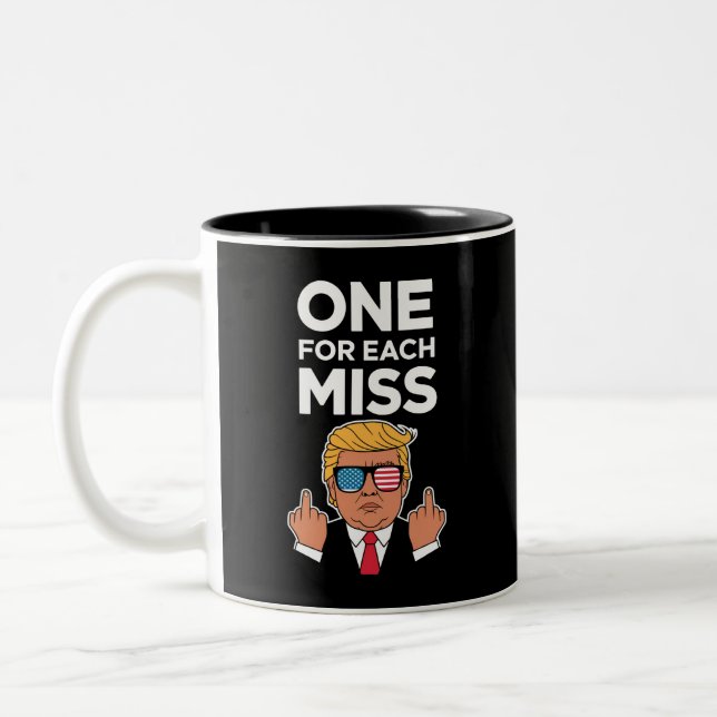 Trumpa en för varje miss  Två-Tonad mugg (Vänster)