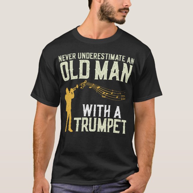 Trumpet Player underskattar aldrig en gammal man m T Shirt (Framsida)