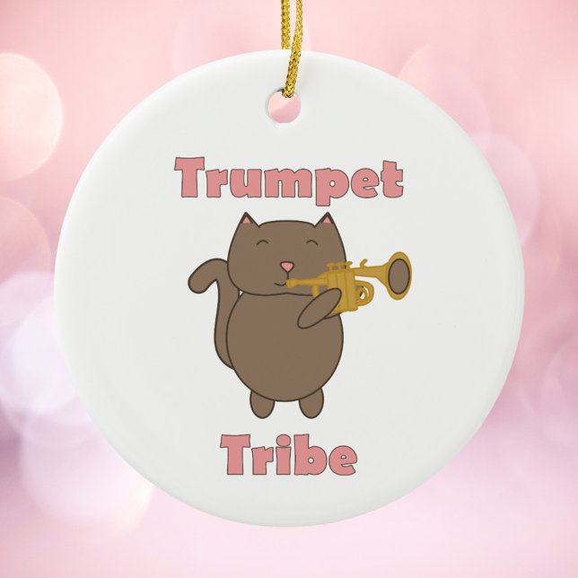 Trumpet Tribe Brown Cat Pink Julgransprydnad Keramik (An ornament featuring a brown cat playing the trumpet and the words trumpet tribe.)