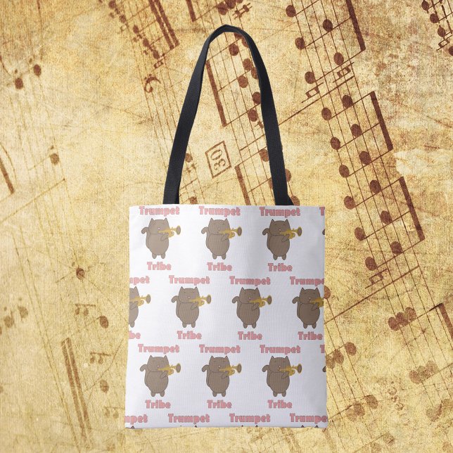 Trumpet Tribe Brun Katt Mönster Tygkasse (A tote bag with a pattern of a cat playing the trumpet and the words trumpet tribe in pink.)