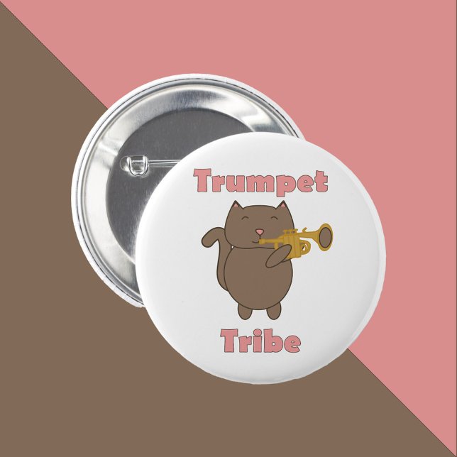 Trumpet Tribe Katt Rolig Rosa Knapp (A pin with a brown cat playing the trumpet and the words trumpet tribe in pink.)