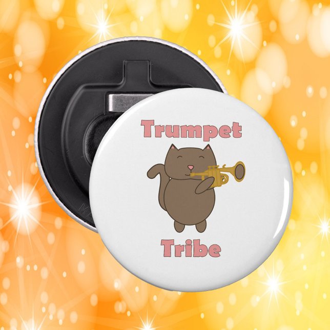 Trumpet Tribe Katt Rosa Bokstäver Flasköppnare (A bottle opener featuring a brown cat playing the trumpet with the words trumpet tribe in pink.)