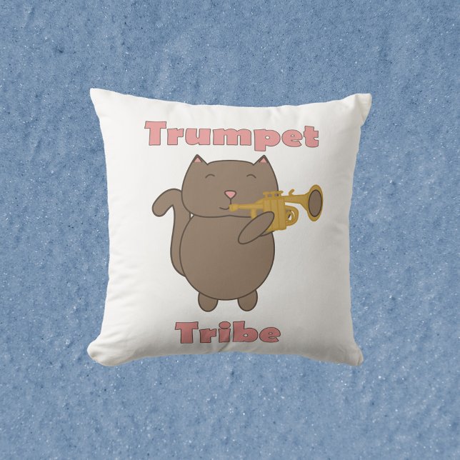 Trumpet Tribe Kattmusiker Kudde (A throw pillow with a brown cat playing the trumpet and the words trumpet tribe.)