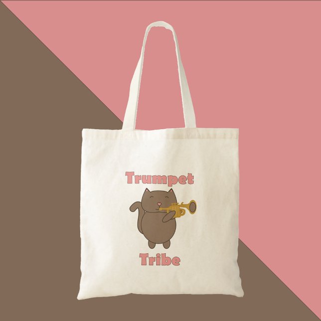 Trumpet Tribe Kawaii Katt Rosa Tygkasse (A tote bag featuring a brown cat playing the trumpet and the words trumpet tribe.)