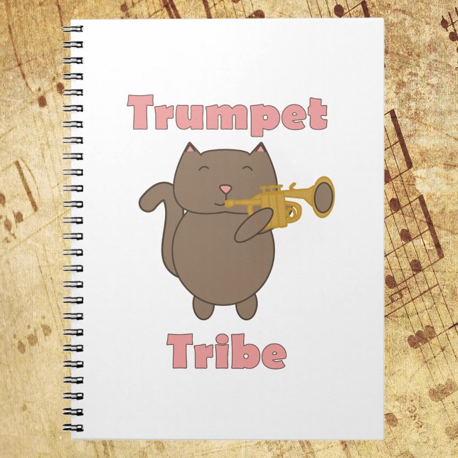 Trumpet Tribe Söt Katt Rosa Anteckningsbok (A notebook featuring a brown cat playing the trumpet with the words trumpet tribe in pink.)