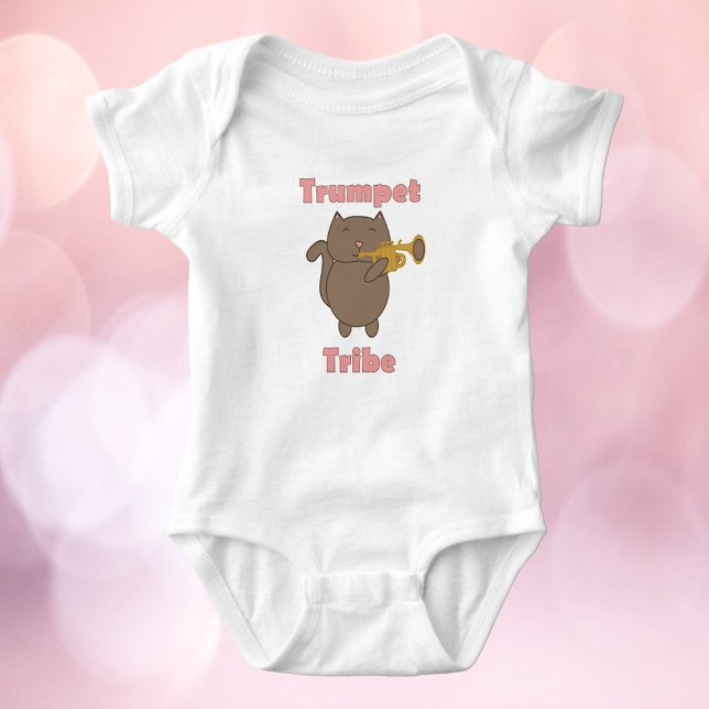Trumpet Tribe Söt Katt Rosa T Shirt (A baby body suit that features a brown cat playing the trumpet & says trumpet tribe in pink letters.)