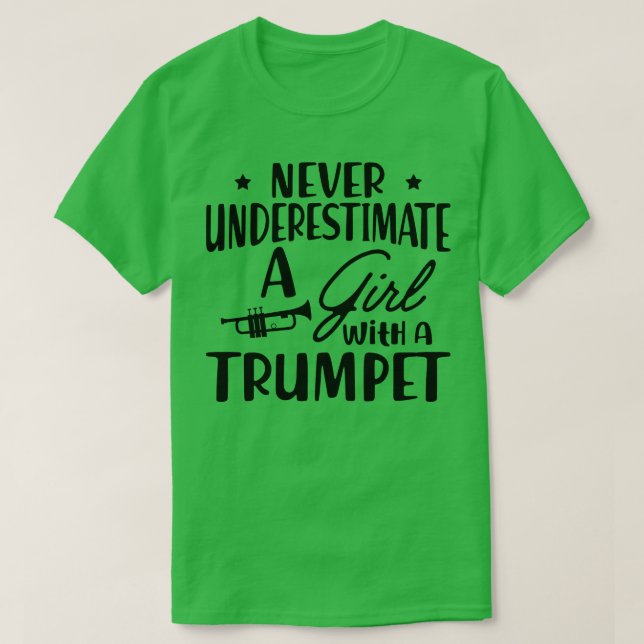 Trumpet underskattar aldrig en flicka med en fot t shirt (Design framsida)