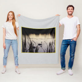 Trumpeter Svanar vid Dusk Fleece Blanket