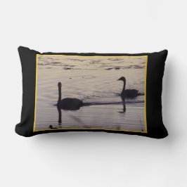 Trumpeter Svanar vid Dusk Lumbar Pillow Lumbarkudde
