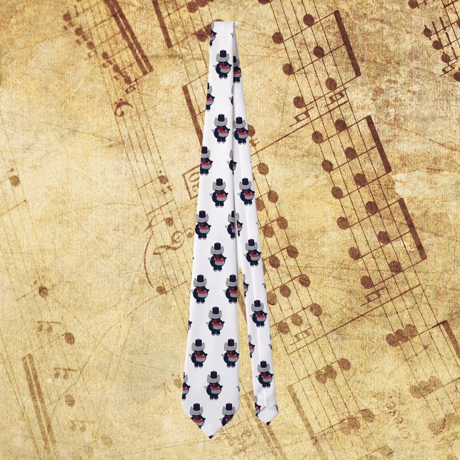 Trumslagare Katt Navyblå Röd Marscheringsorkester Slips (A tie with a pattern of gray cats playing the snare drum in a navy blue & red marching band uniform.)