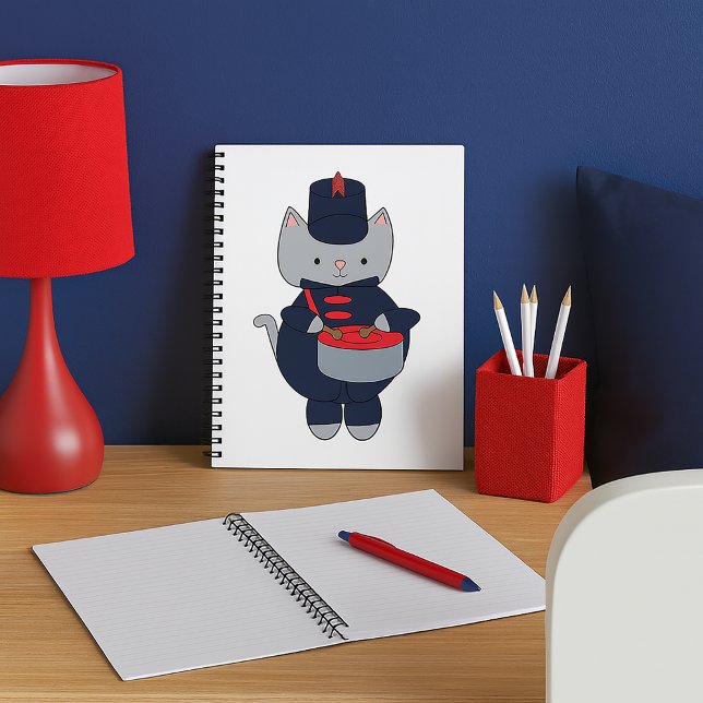 Trumslagare Katthav Marinblå Röd Anteckningsbok (A notebook featuring a gray cat in a navy blue & red marching band uniform playing a snare drum.)