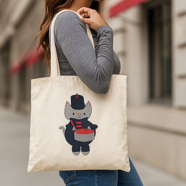 Trumslagare Katthavblå Röd Marscherandeorkester Tygkasse (A tote bag featuring a cat playing the drums in a navy blue & red marching band uniform.)