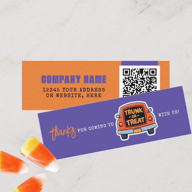 Trunk eller Treat Lila Halloween Tack Mini Visitkort (Mini Halloween Trunk or Treat Business QR Thank You Cards in Purple, Orange, Black and White)