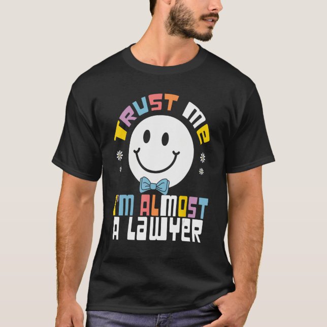 Trust Me I m Almost a Lawyer   Groovy Lawyer T Shirt (Framsida)