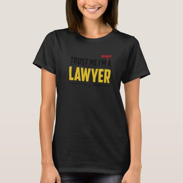 Trust Me I'm A Lawyer Lawsuit Courtroom Lawyers At T Shirt (Framsida)
