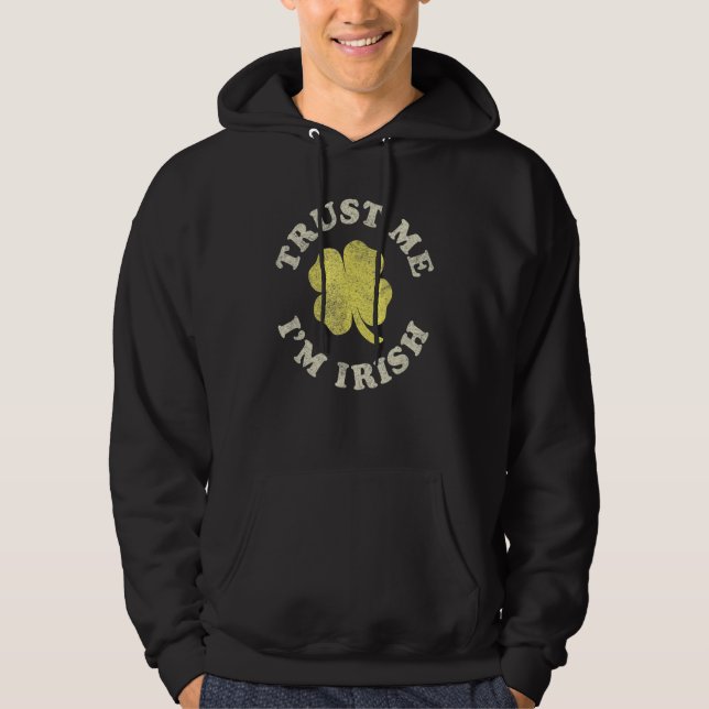 Trust Me I'm Irish Text Around Clover St Patrick's Hoodie (Framsida)