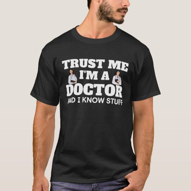 TRUST MIG JAG ÄR DOKTOR OCH JAG VET SAKER T SHIRT (Framsida)