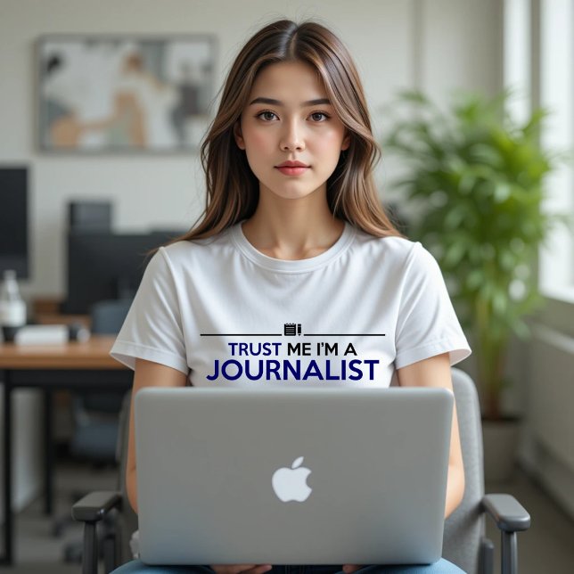 TRUST MIG JAG ÄR JOURNALIST T SHIRT (Skapare uppladdad)