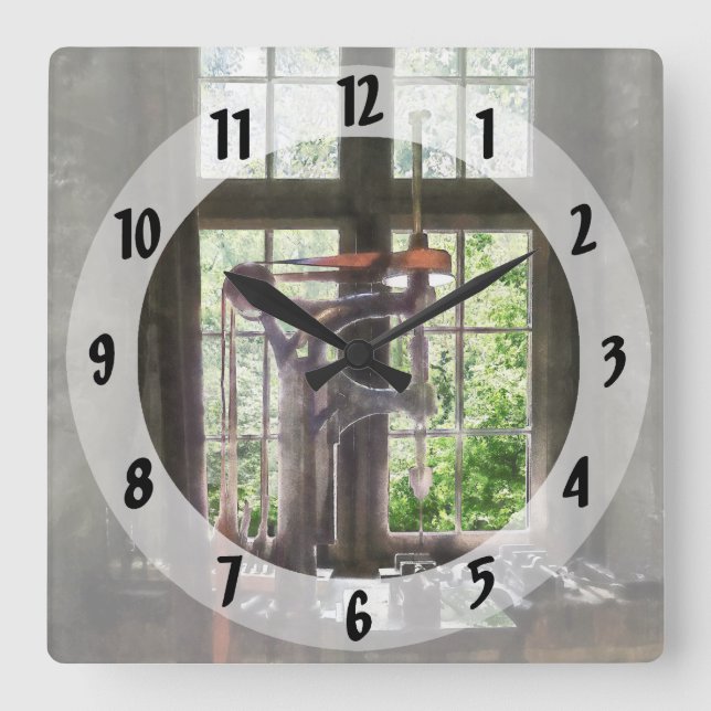 Tryck på detaljnivå efter fönster fyrkantig klocka (Framsida)