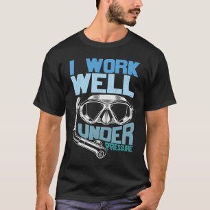 Tryckt Dyka jag arbetar bra under press T Shirt