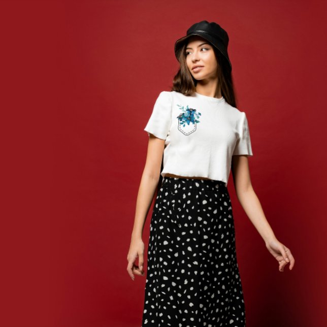 Tryckt ficka med blåa blommor t shirt (Skapare uppladdad)