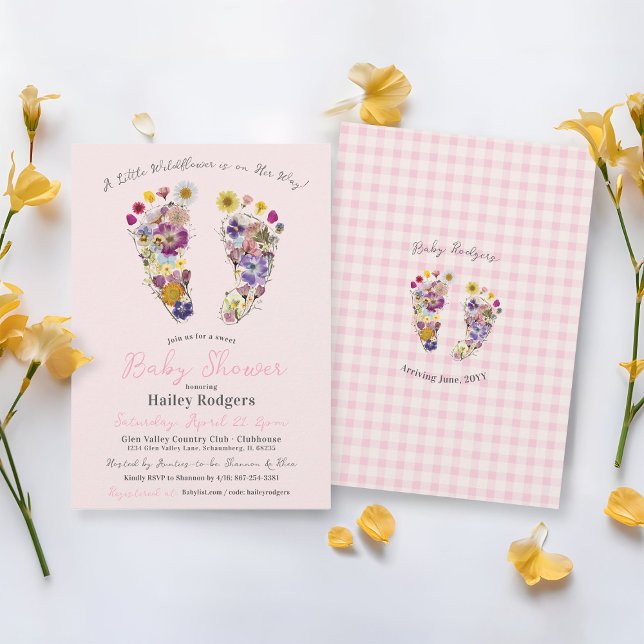 Tryckt fotavtryck av Wildblomma Flicka Shower Inbjudningar (Cute pink gingham flower footprints A Little Wildflower Baby Girl Shower floral feet invitation)