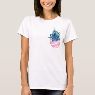 Tryckta fickor av rosa med blåa blommor t shirt